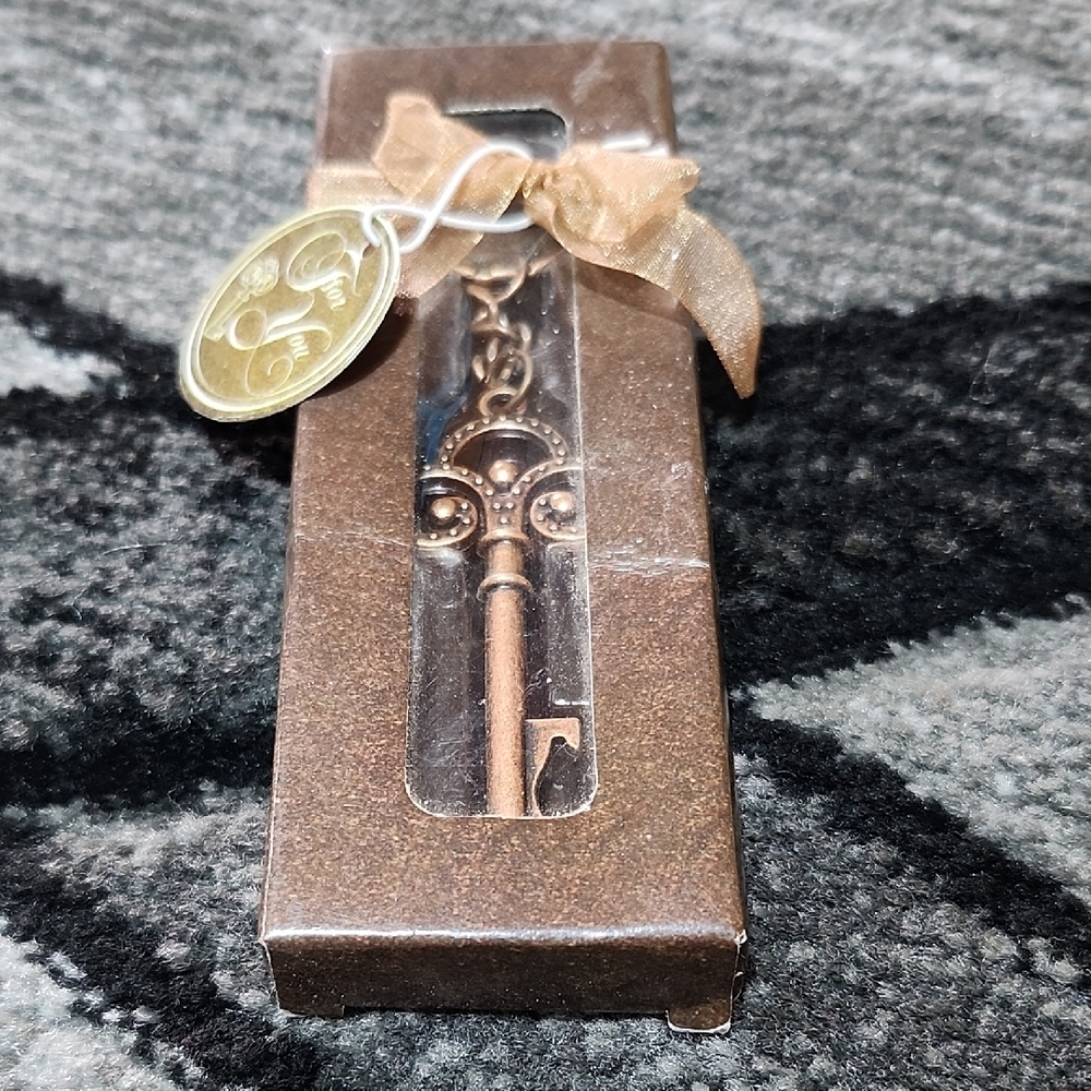 VINTAGE FASHIONCRAFT 2012 METAL ANTIQUE-COPPER SKETETON KEYCHAIN